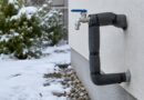 Venkovní vodovodní potrubí obalené izolačním materiálem
