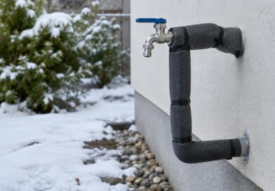 Venkovní vodovodní potrubí obalené izolačním materiálem
