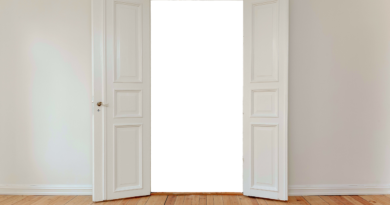 Bílé dvoukřídlé dveře se zárubní