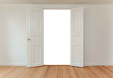 Bílé dvoukřídlé dveře se zárubní