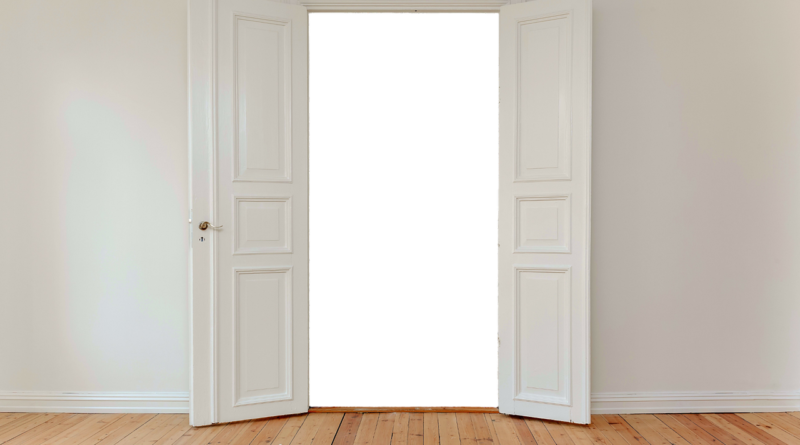 Bílé dvoukřídlé dveře se zárubní