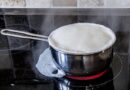Připaluje se vám při vaření mléko? Pomůže trik se studenou vodou Mléko přetéká z hrnce na plotně.